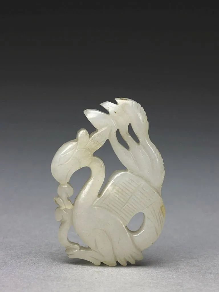 博物院收藏的玉刻铭鸟形佩是一件商代玉佩,器物呈片状,雕琢一只凤鸟