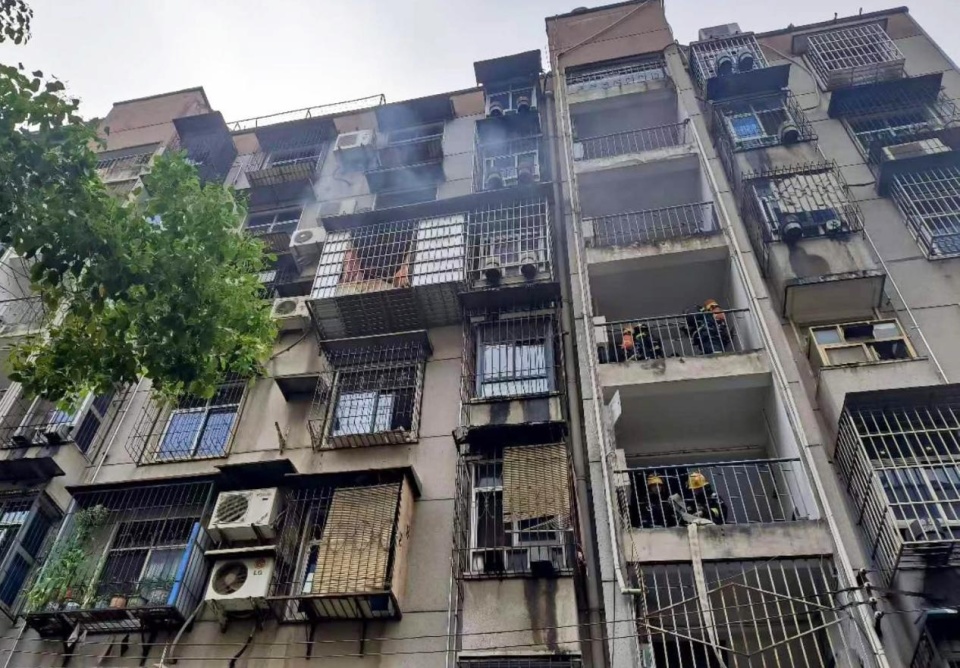 男子点一根檀香后外出致家中起火,邻居发现报警,消防员破门救火