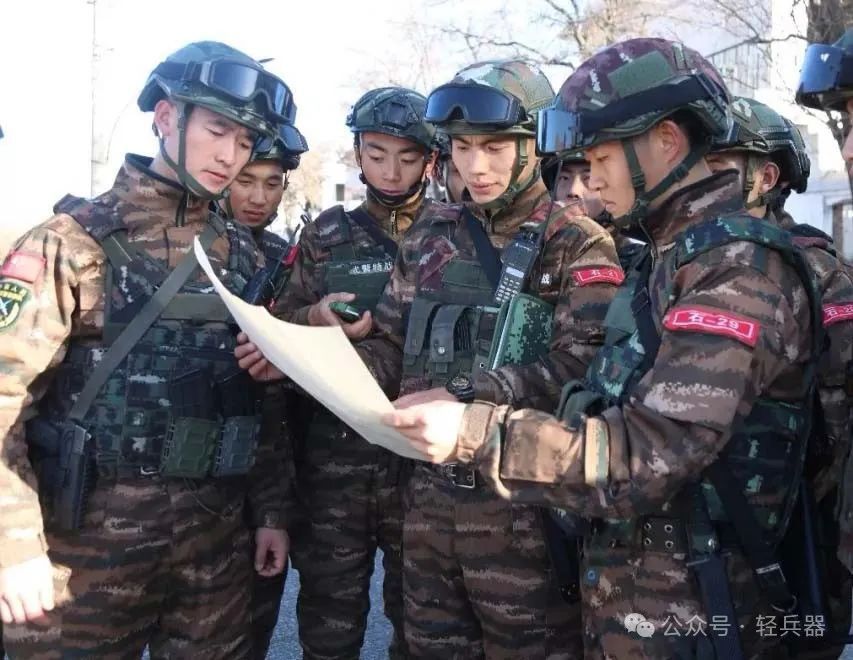 武警新式特战虎斑迷彩系列作战服究竟有什么魅力？历代迷彩服又有那些改动？_腾讯新闻
