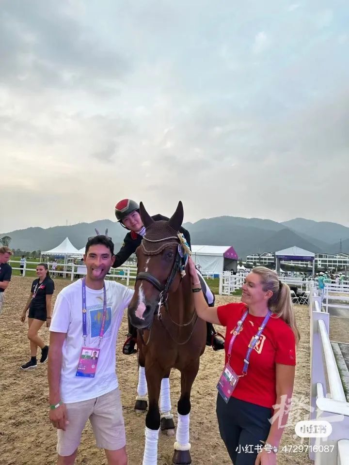她为何受到"中国马术第一人"华天称赞?