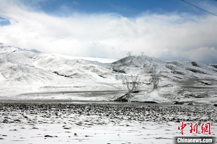 初春青海拉脊山雪后童话宛如仙境