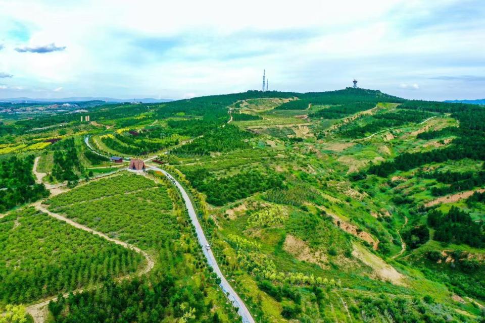 赤峰市红山区宽敞便利的最美农村公路(刘宇  摄)今年红山区政府工作