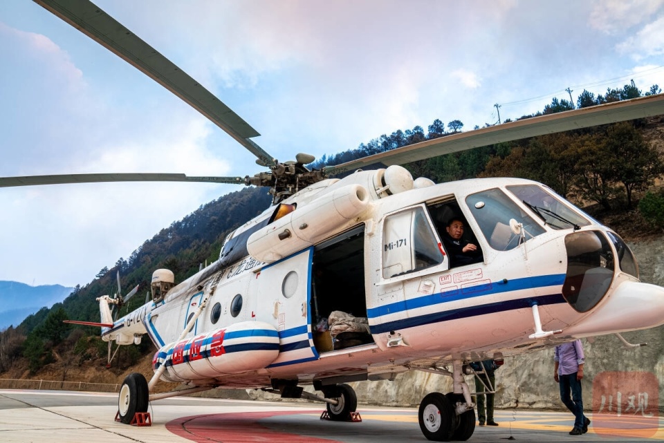 c视频丨6架直升机接力扑山火130余吨水从天而降