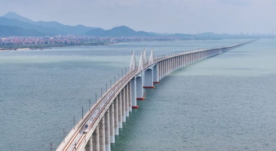 列车通过木兰溪特大桥一起来看↓↓↓湄洲湾跨海大桥福厦高铁首趟列车