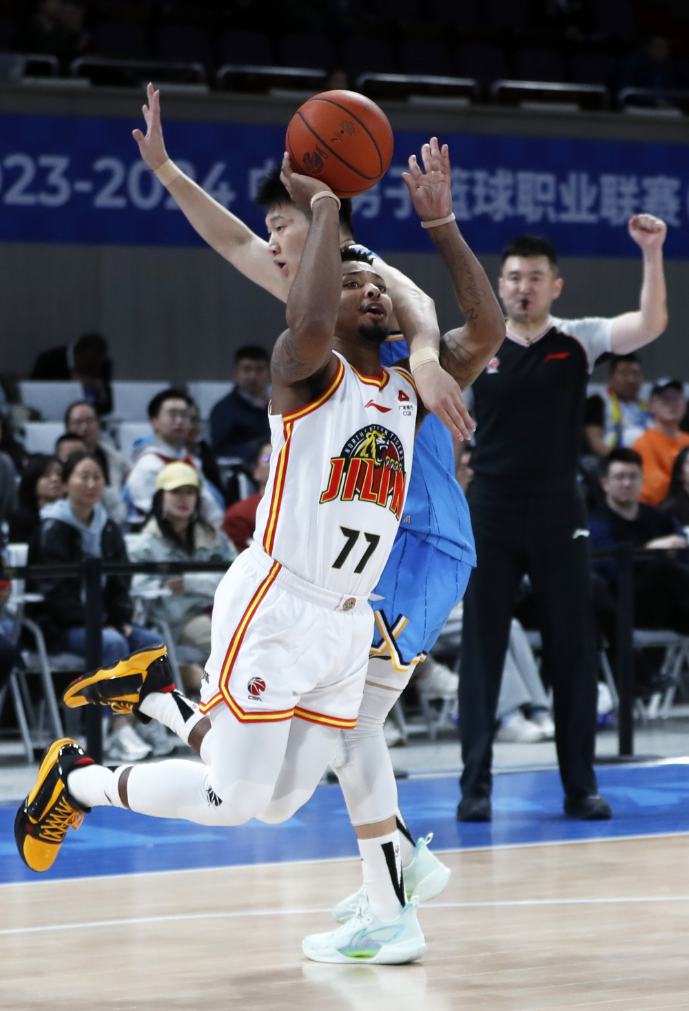 3月29日,吉林九台农商银行队球员皮特森(右)在比赛中突破.