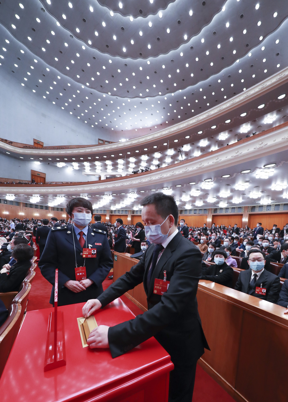 两会十四届全国人大一次会议举行第三次全体会议