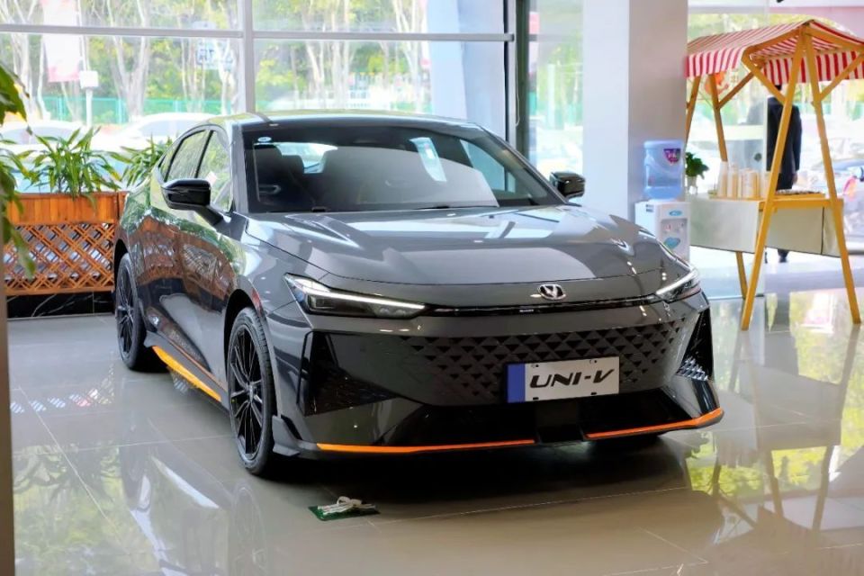 尾翼 四出排气,这国产轿跑帅到没朋友,9.89万起,想买趁早!_腾讯新闻