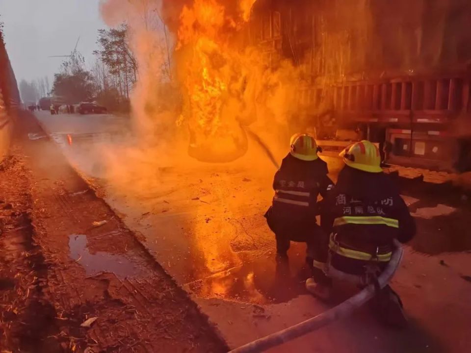 救援人员立即设置水枪阵地展开扑救根据现场情况形势十分危急车厢装满