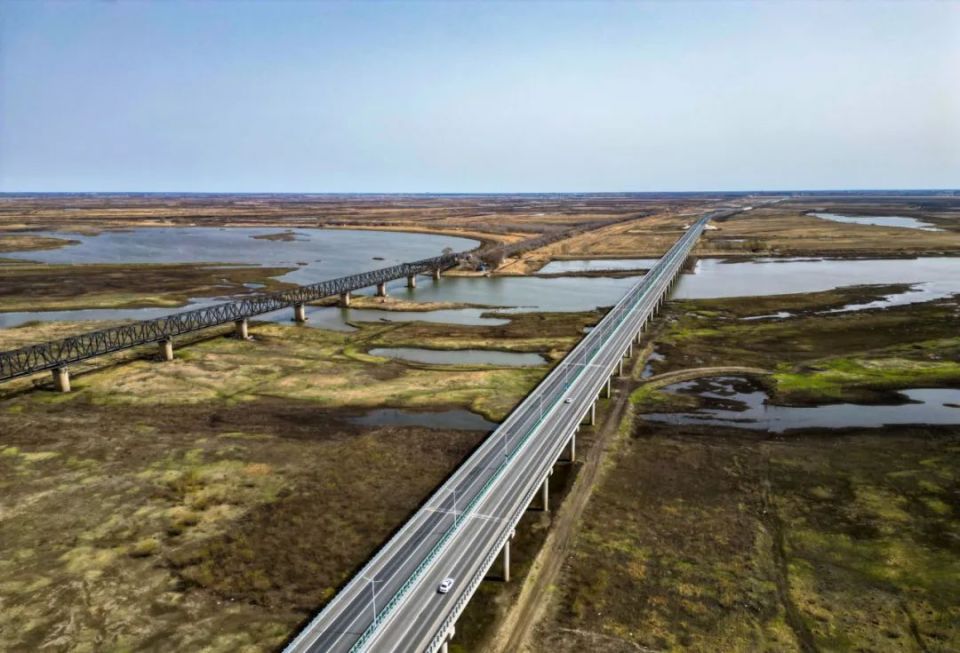 吉林小伙赵凤佳驾驶小轿车经过大安(白城下辖县级市)嫩江大桥收费口