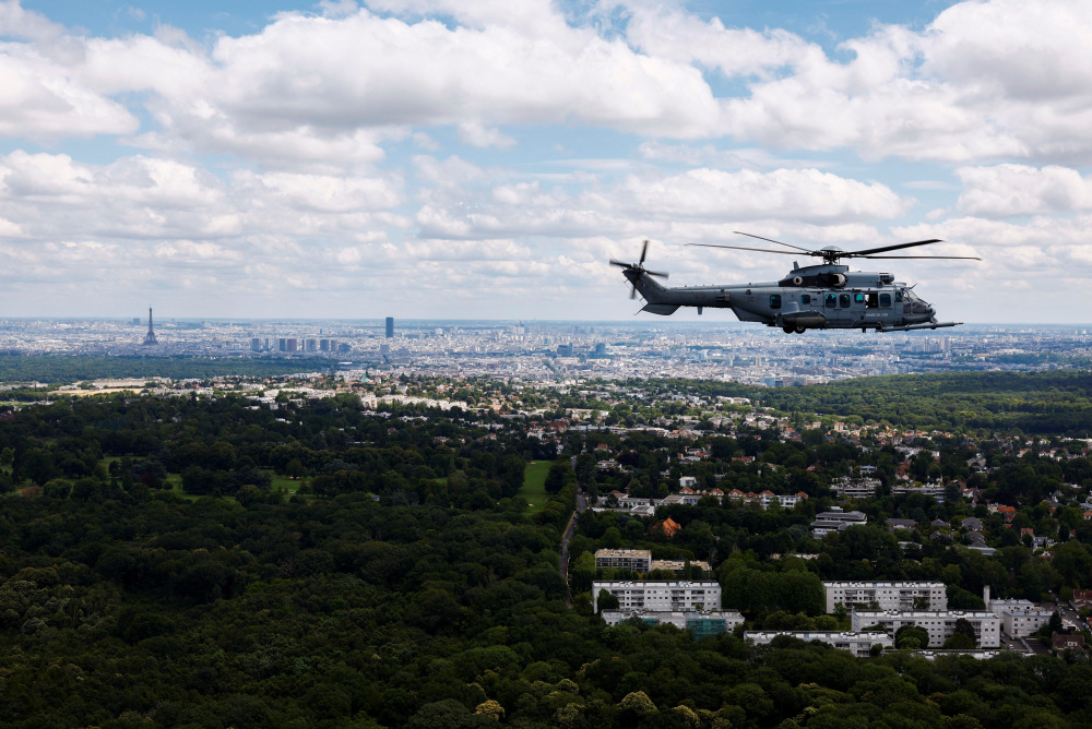 7月10日,一架参加法国国庆日庆典彩排的空中客车h225m直升机在首都
