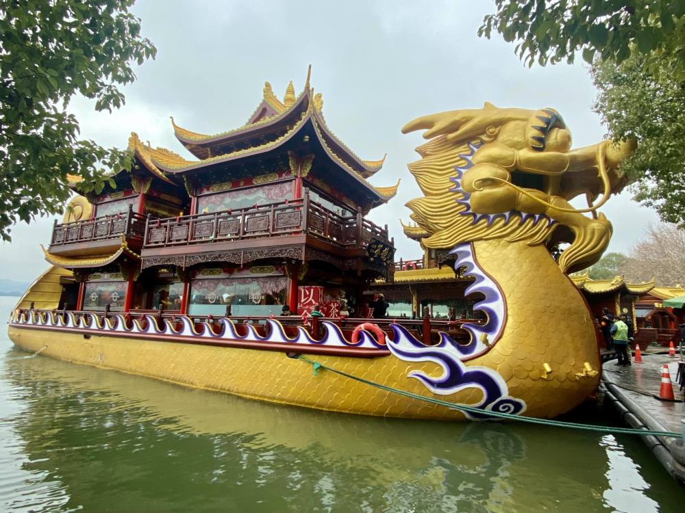 100位属龙的橙友坐上"龙船"和"凤船"免费游览西湖_腾讯新闻