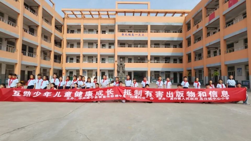 县委宣传部向高作镇中心小学赠送价值3万元的书香礼包.