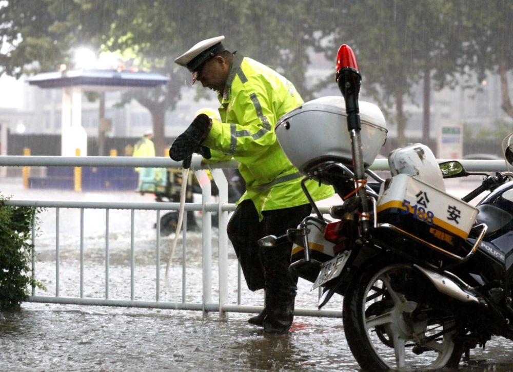 陕西渭南交警暴雨中执勤组图