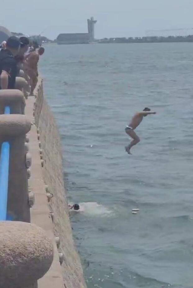 "巧克力大爷"跳海接力,勇救落水男子;全网点赞!