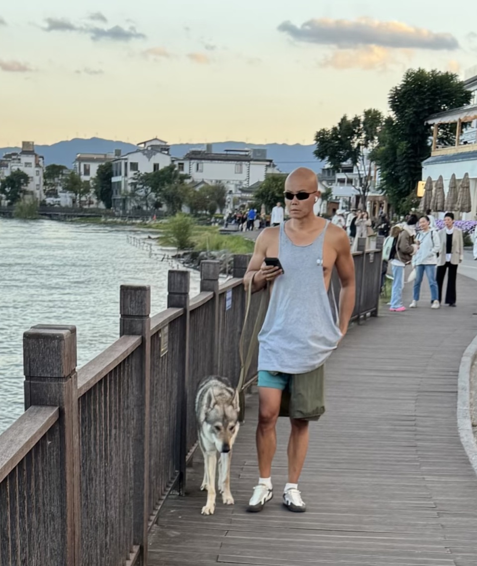 51岁乐嘉洱海散步 独自遛狗太接地气 身材健硕气场十足