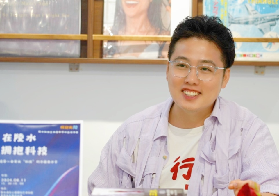 诗人书店创始人小岛"今天参加这个陵水科技艺术嘉年华公益读书会,大家