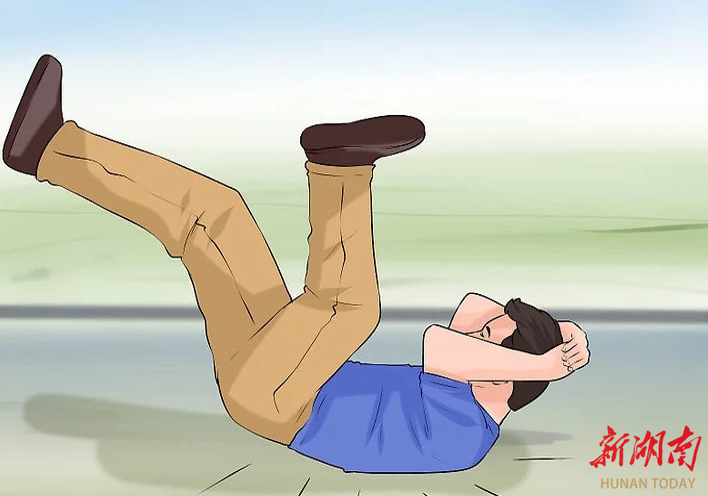 后仰摔倒时:先降低重心,让臀部先着地;低头卷身,避免头后仰头着地引起