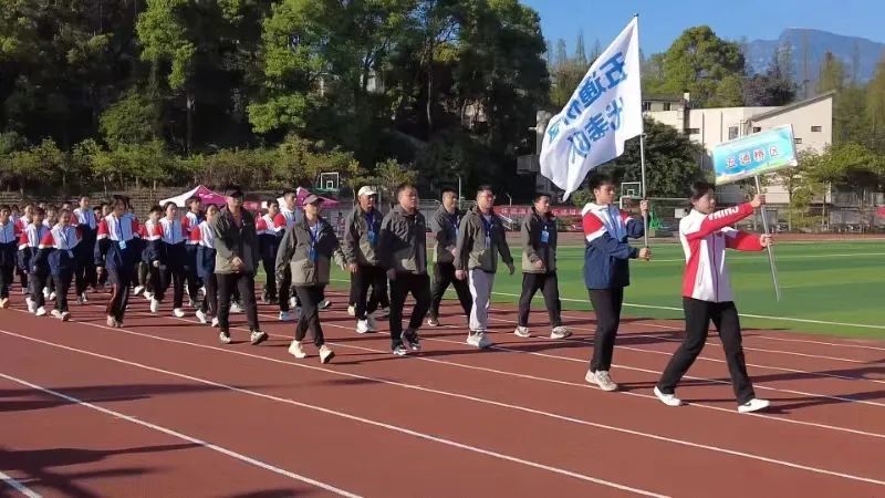 齐聚峨眉一中1000余名运动健儿演绎速度与激情