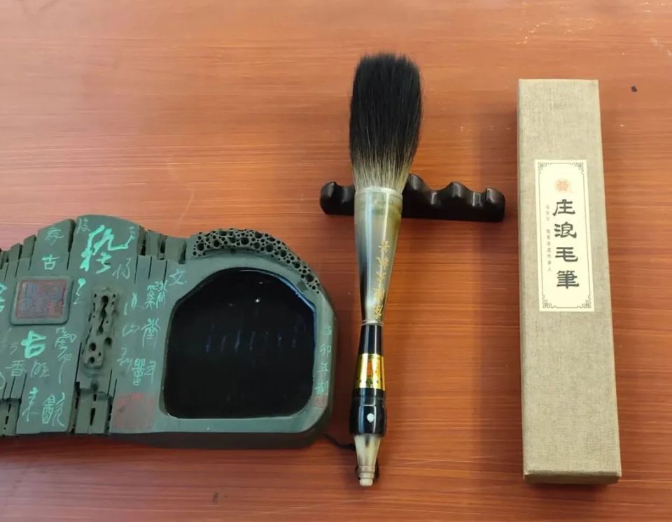 庄浪制笔的兽毛常用有山羊毛,山兔毛,黄鼠狼尾和狐狸毛等.