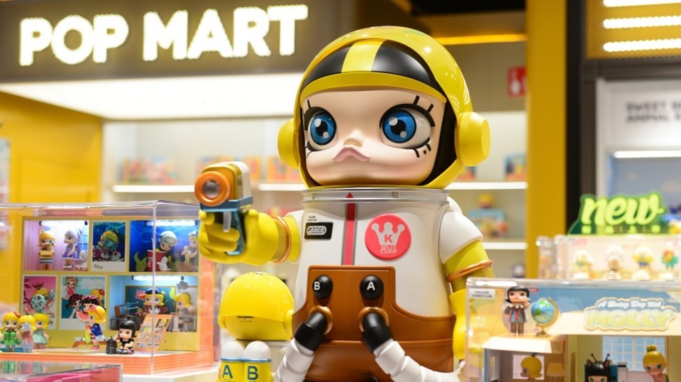 为新加坡观察系列《滚雪球》第八篇稿件,从泡泡玛特的东南亚出海历程