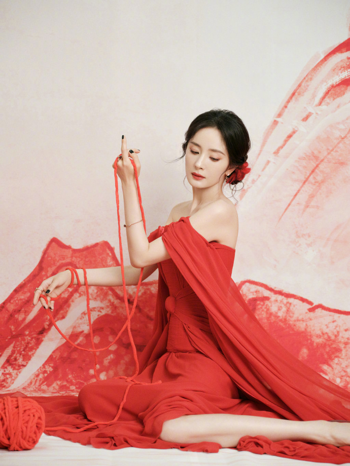 杨幂红色长裙身姿曼妙,再秀美背长腿性感撩人,姿态妩媚惹人爱