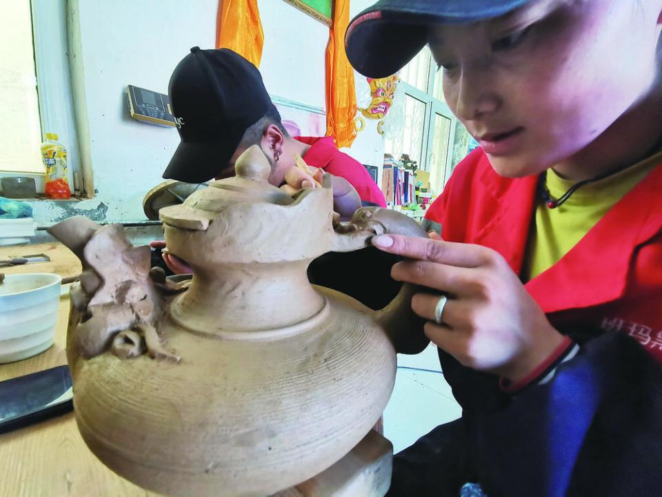 "棕伞伞"下好日子 ——班玛县江日堂乡产业发展见闻_腾讯新闻