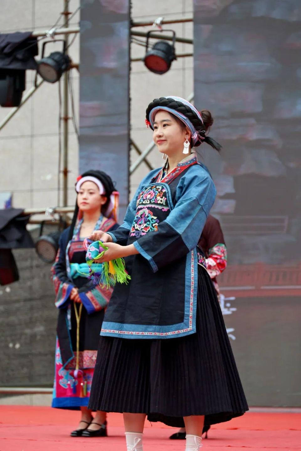 【文化中国行】布依族服饰：一抹“布依蓝”，传承越古今_腾讯新闻