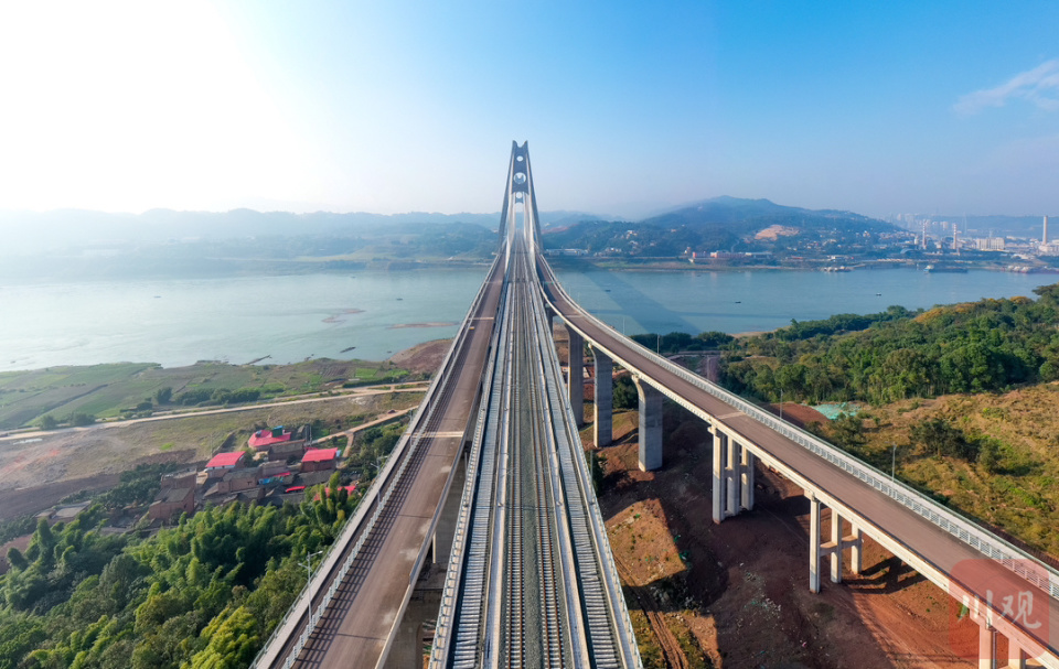 c视觉闪靓长江成宜高铁宜宾临港长江公铁大桥亮灯