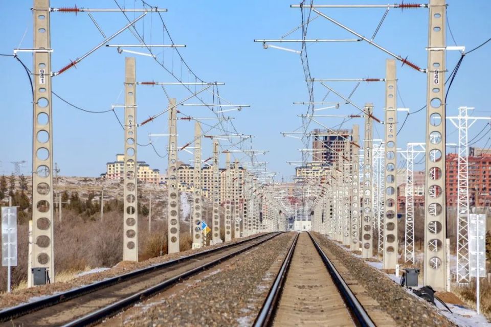 太锡铁路锡林浩特至正蓝旗段接触网送电一次成功