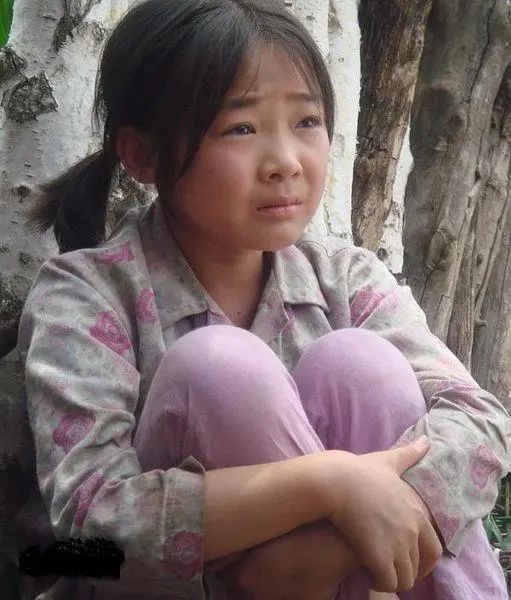 齐如意小时候有点结巴,为了治好她的结巴,父母让她去学习演讲与口才