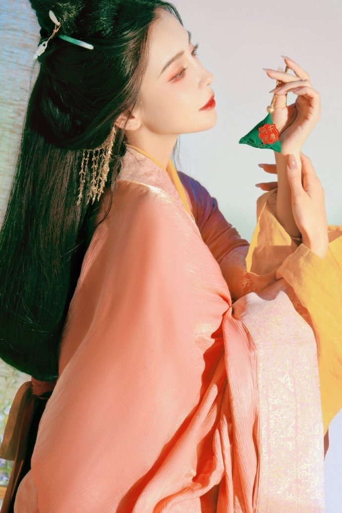 baby端午节晒美照,汉服写真宛如仙女下凡,红妆褐瞳魅力无限