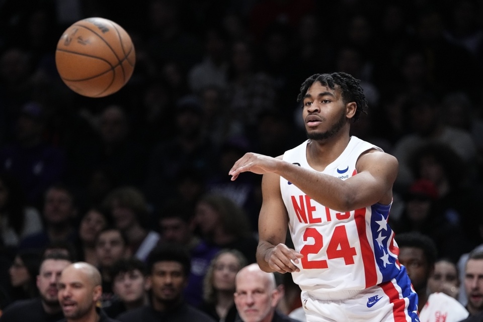 篮网代理主帅卡梅隆托马斯打控卫做得很出色他掌控了比赛