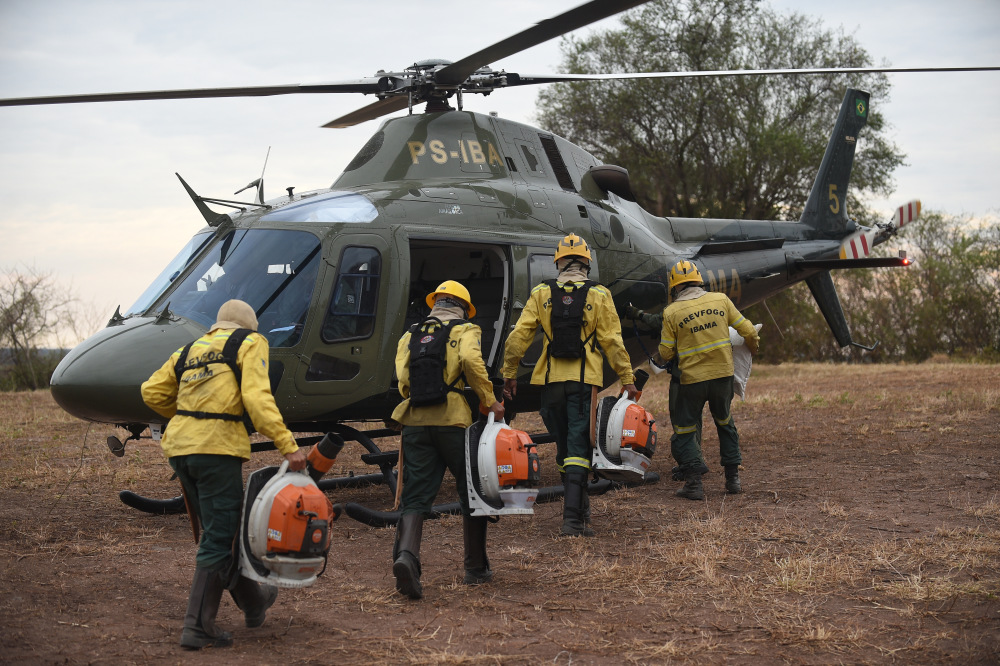 新华社发(卢西奥·塔沃拉 摄)7月7日,消防员在巴西南马托格罗索州潘塔