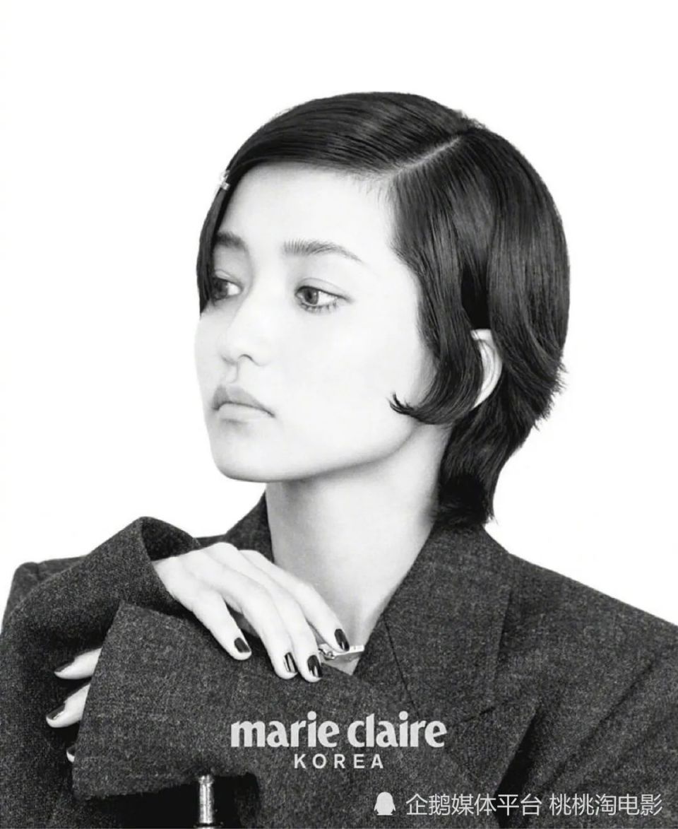 女星金泰梨《marie claire》封面大片,少女感复古短发俏皮可爱