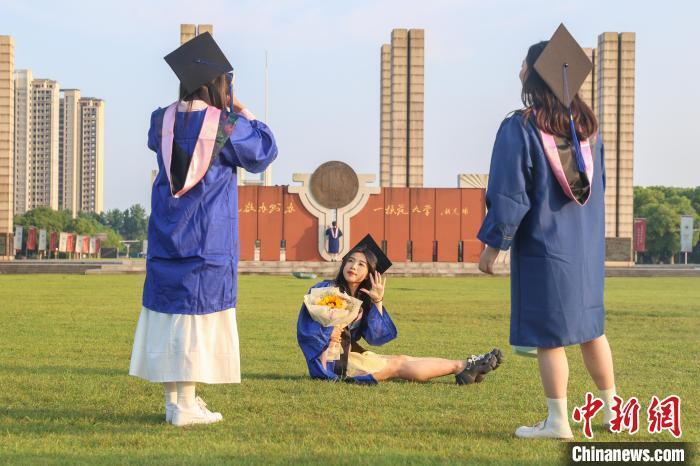图为江西师范大学2024届毕业生在校园内拍照留影.
