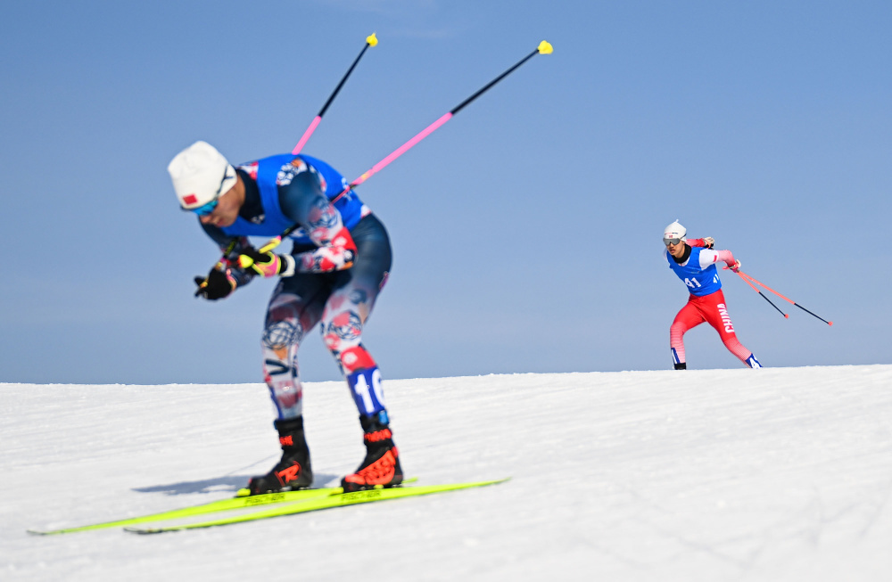 2月23日,福建队选手程天赐(左)在比赛中.最终,他获得季军.