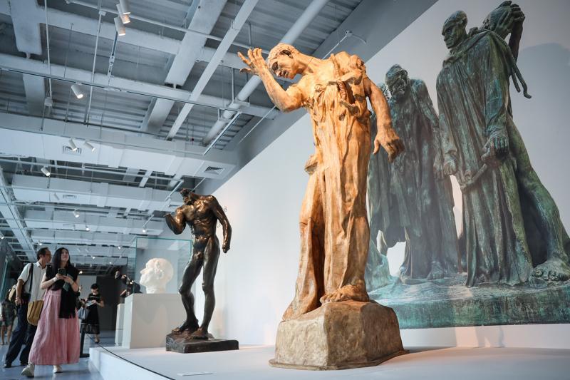 原世博会法国馆14年后再次展出罗丹雕塑，这一次观众看什么？_腾讯新闻