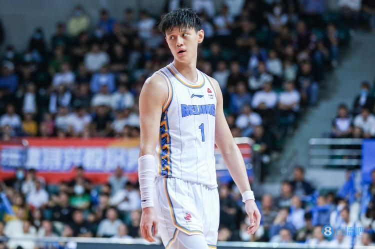 曾凡博:胡明轩曾发消息鼓励我 不想辜负球迷期望