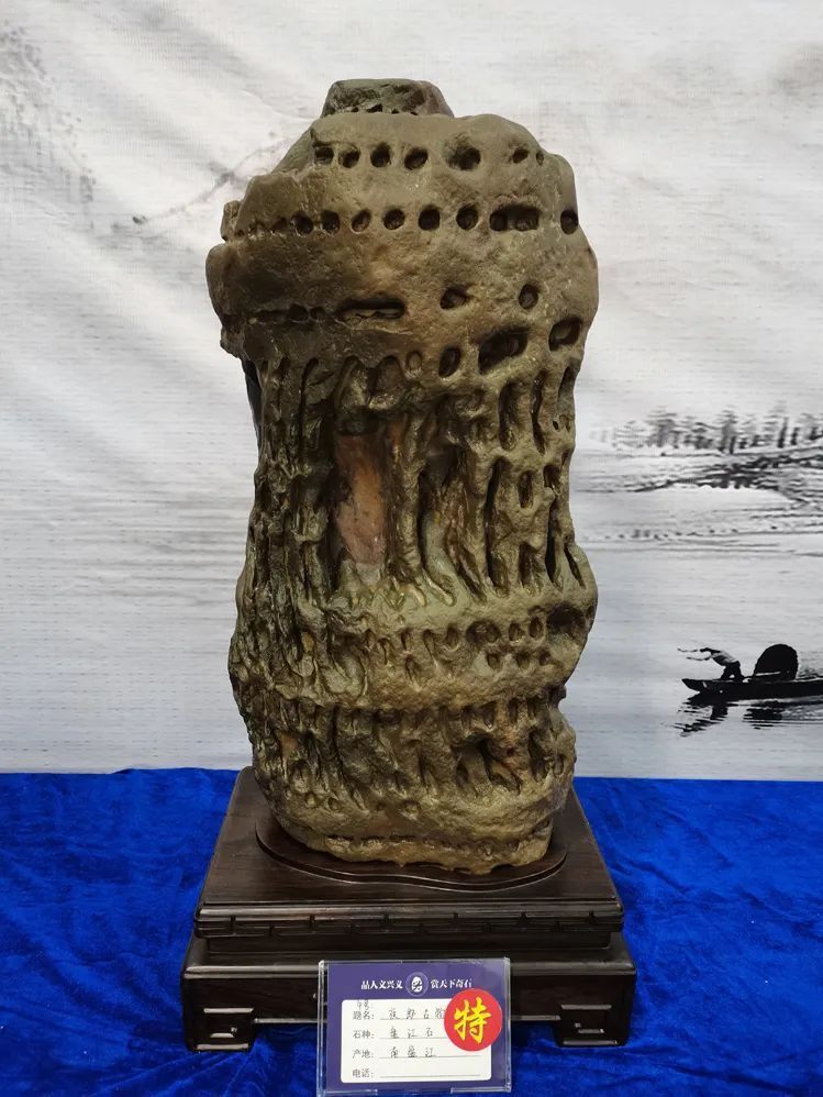 州府驻地的兴义市,多次举办奇石展销活动,以石传情,以石交友,以石铸魂