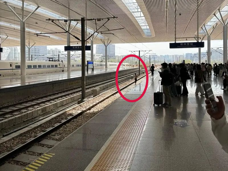 惊!有人突然跳下站台,在轨道奔跑!警方介入