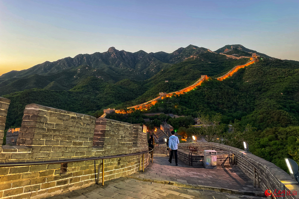 组图:夜幕中北京八达岭长城展现别样魅力