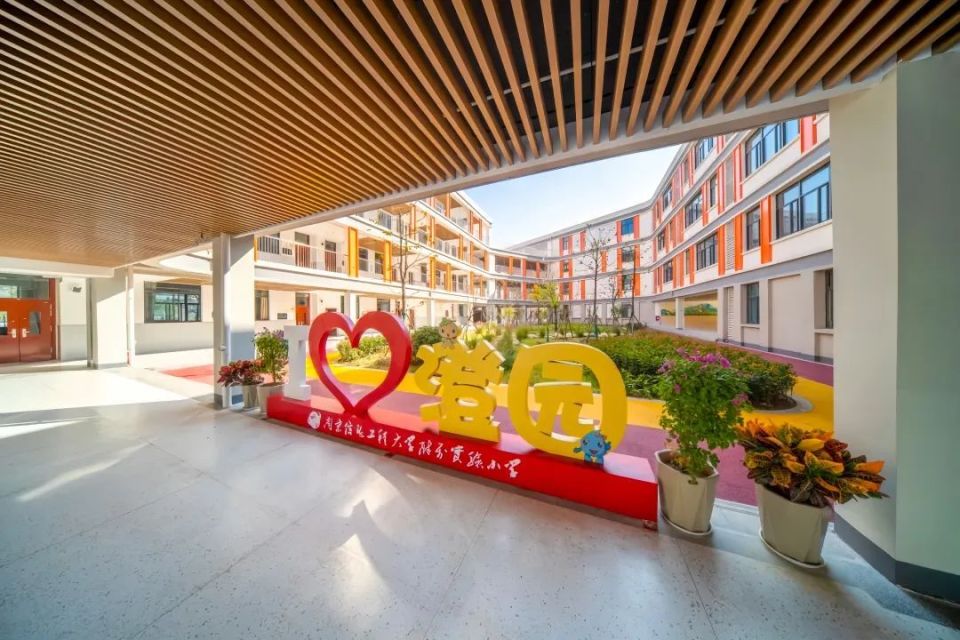 十四中正在焕发新的活力新建的芳草园小学,金陵中学陆续开学与大家一