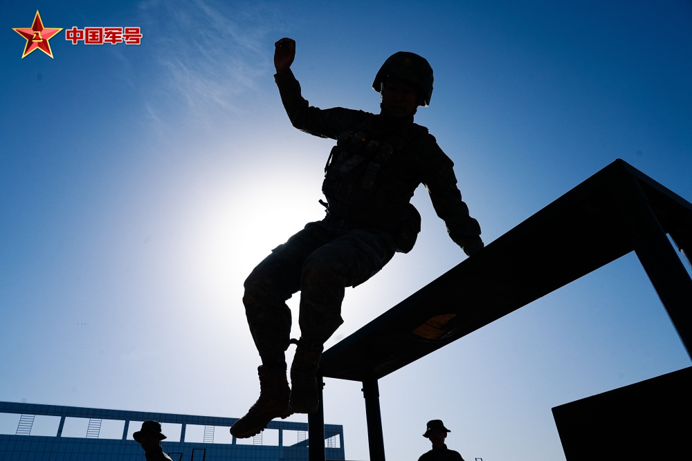 感受空军机场警卫兵的铁血豪情