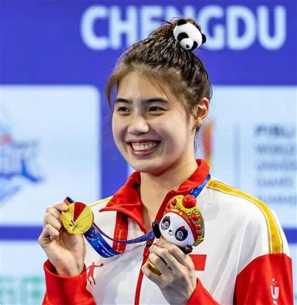 获评感动中国年度人物,"劳模"张雨霏是怎样一步步实