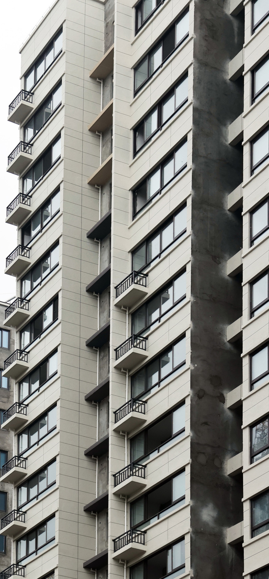 11,12,13,15,16,17号楼外墙真石漆腻子施工完成,门窗安装过半