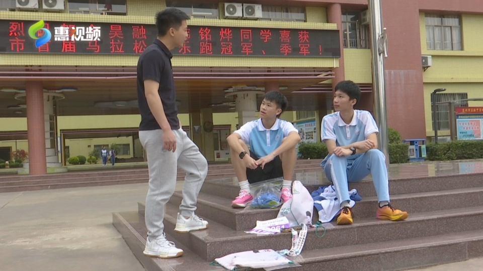 学校的体育老师告诉记者,几乎每天都可以在操场上看到两位同学跑步的