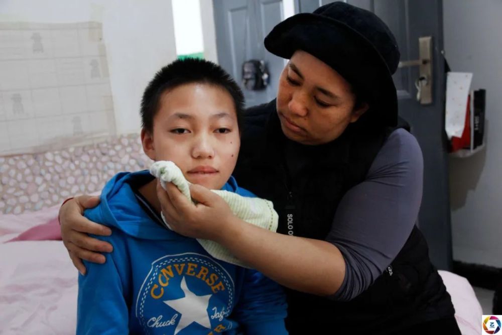 母爱如山夫妻离婚妻子选择净身出户只留下重病的儿子