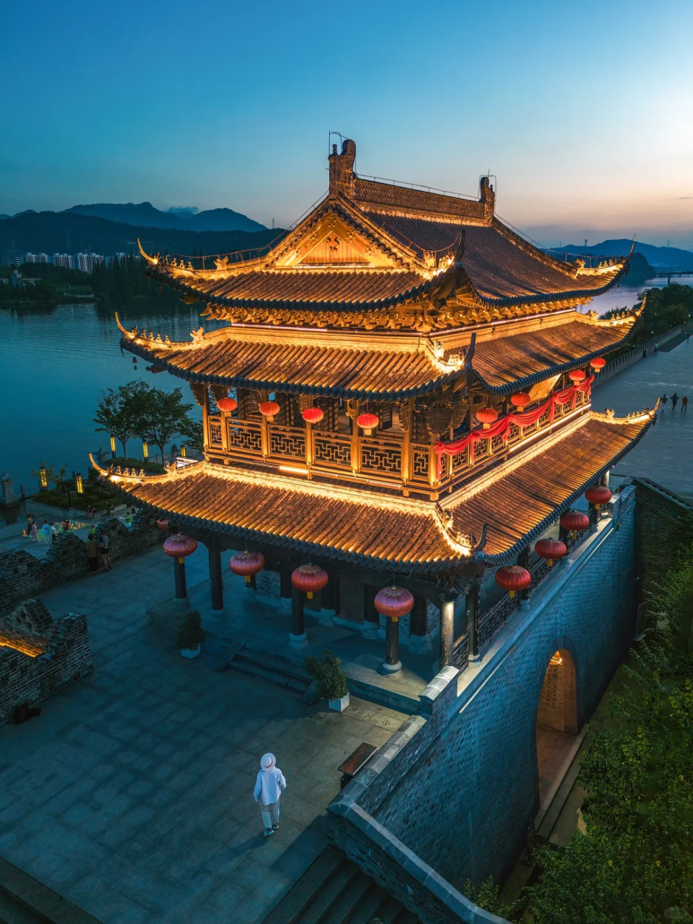 春日最鲜灵的浙江小城,拥有《富春山居图》同款美景,来这里躺平刚好!