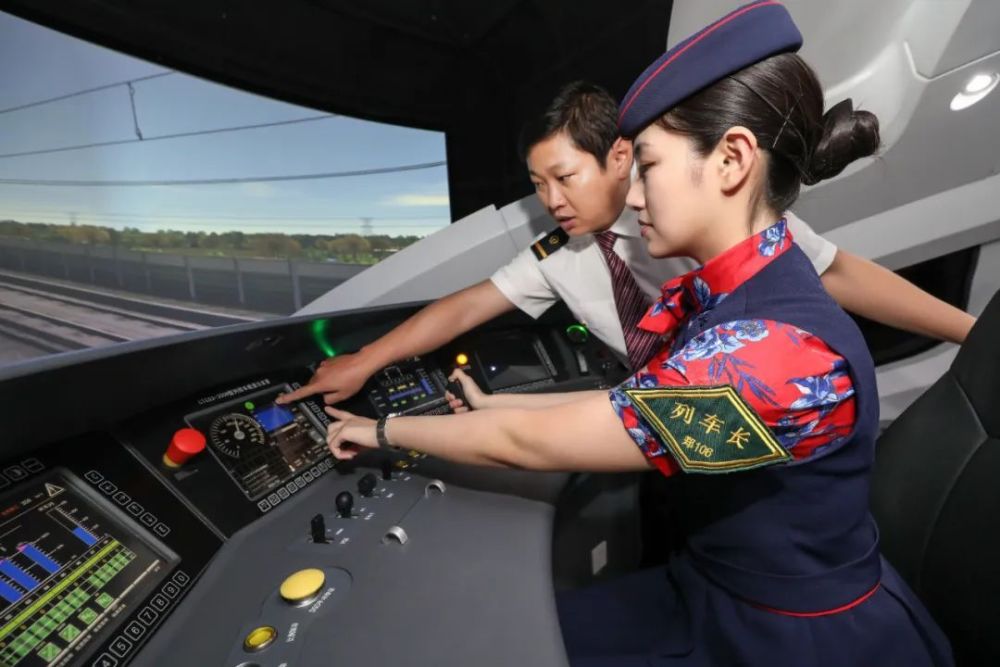 这些乘务员小姐姐,"开"上了高铁!_腾讯新闻