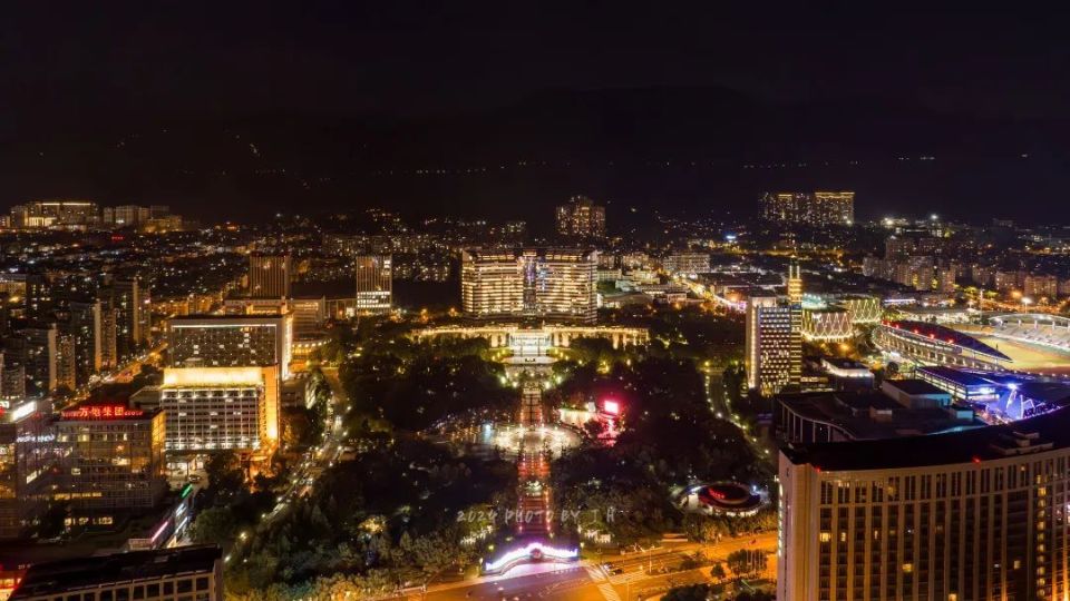 丽水这个小城虽然没有一二线城市那样繁华绚烂,但它的夜晚是细腻而生
